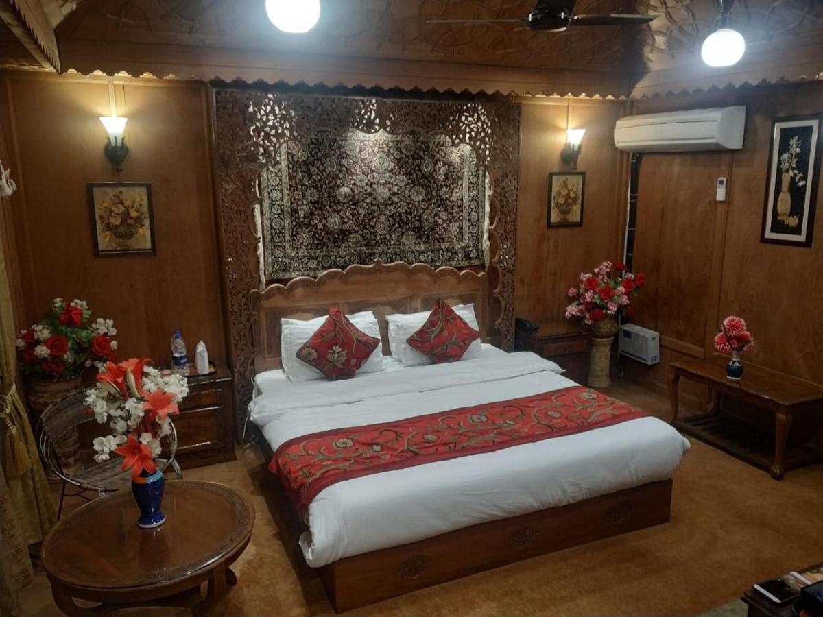 The Mughal Sheraton Houseboat Hotel Durgjan Екстериор снимка