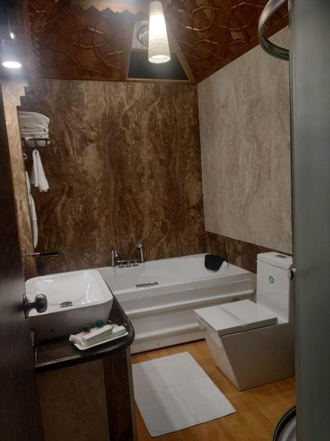 The Mughal Sheraton Houseboat Hotel Durgjan Екстериор снимка