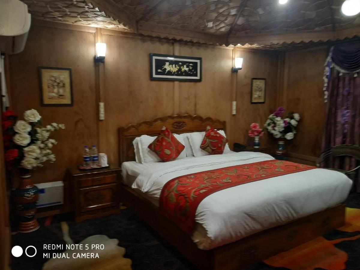 The Mughal Sheraton Houseboat Hotel Durgjan Екстериор снимка