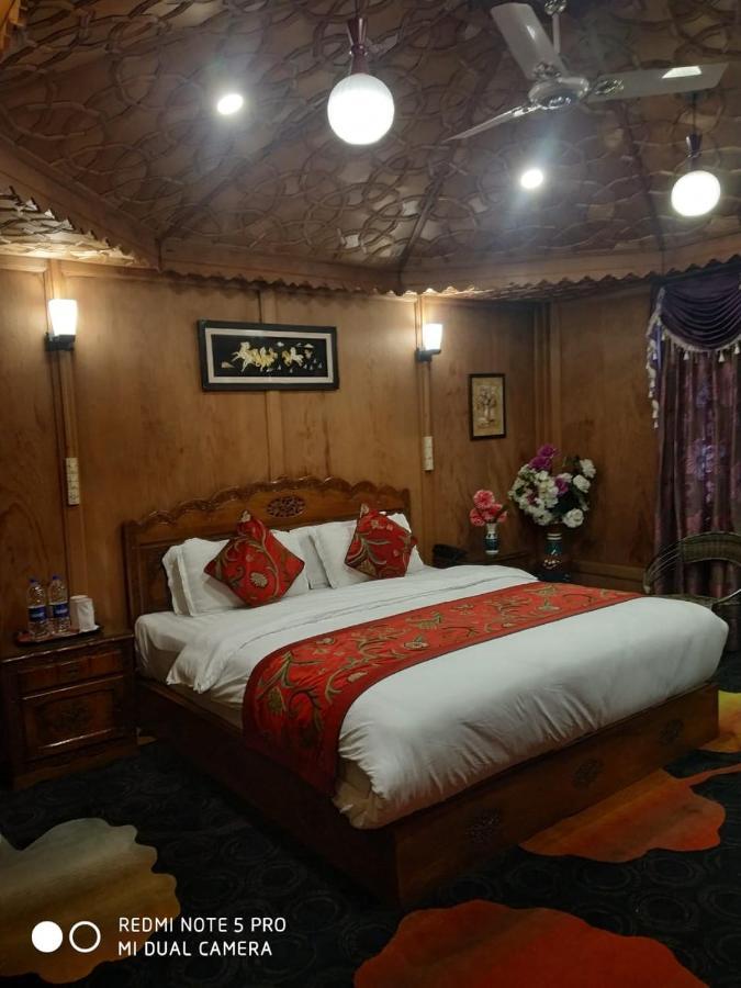 The Mughal Sheraton Houseboat Hotel Durgjan Екстериор снимка