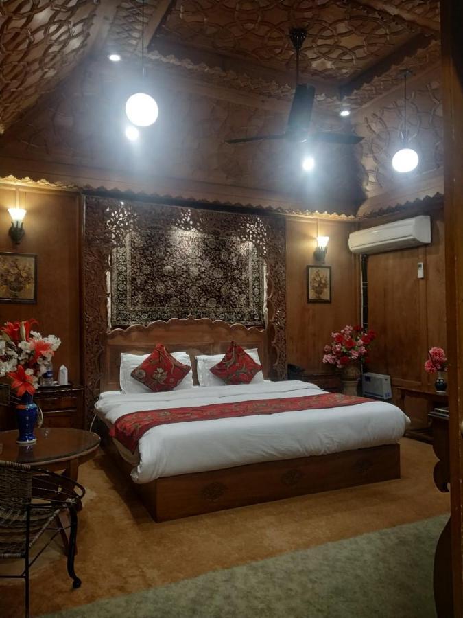 The Mughal Sheraton Houseboat Hotel Durgjan Екстериор снимка