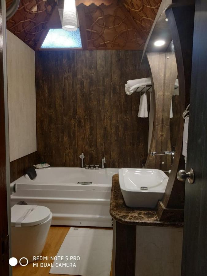The Mughal Sheraton Houseboat Hotel Durgjan Екстериор снимка